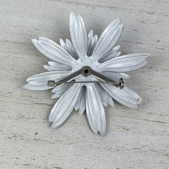 VTG 1960’s Black White Daisy Flower Brooch Pin Metal & Enamel Mod Style 60’s - Picture 7 of 16